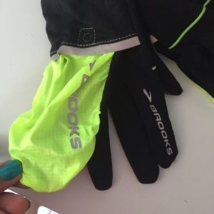 brooks running gloves