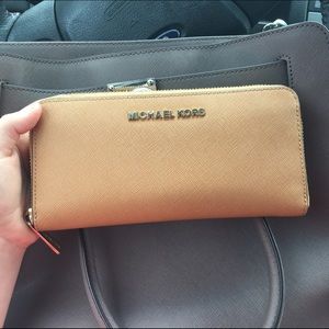 Trade for black and silver Mk wallet?! 🎀