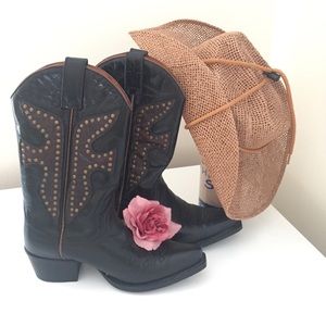 Cute cowgirl Frye Boots!