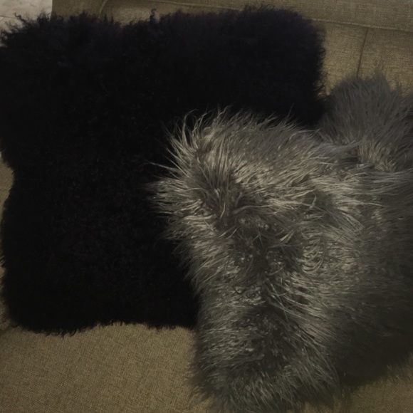 Two furry pillows and two grey pillows!