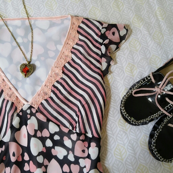 🆑Pink hearts V Cut Top - Picture 2 of 4