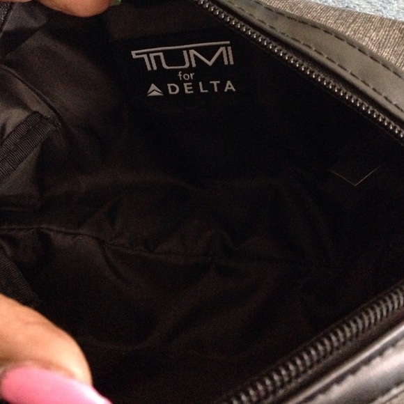 NO OFFERS❌ TUMI Cosmetic pouch - Picture 2 of 4