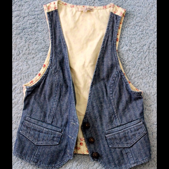 Super cute hippie-esque denim vest!