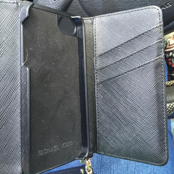 Michael kors phone wristlet - Picture 4 of 4