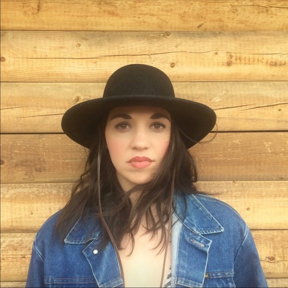 Meet your Posher, Nicole - Picture 2 of 4