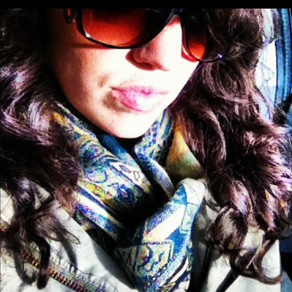 Meet your Posher, Nicole - Picture 3 of 4