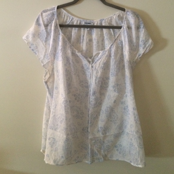 Blue and white paisley old navy short sleeve top