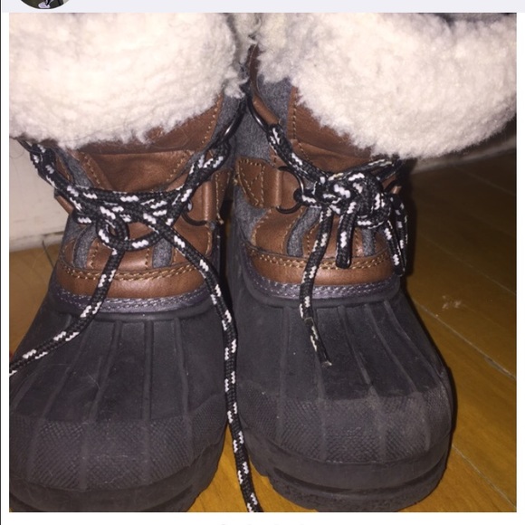 Boys snow boots 9/10