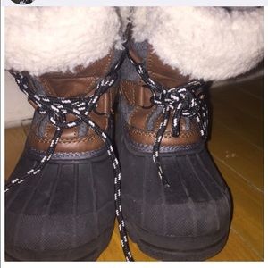 Boys snow boots 9/10
