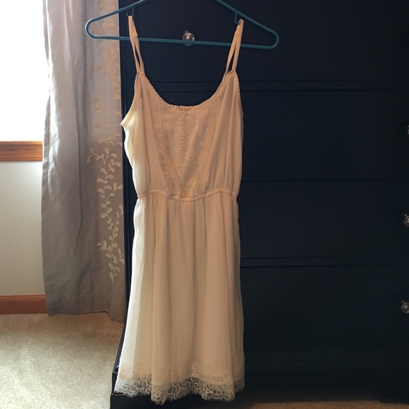 Cream, lace dress. - Picture 1 of 1
