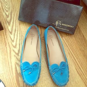 B Makowsky turquoise suede flats