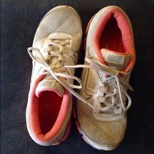 NIKE size 10 tennis shoes