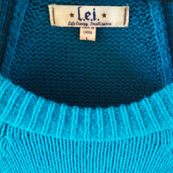 Women's Lei Scoop Neck Short Sleeve Sweater & Scarf - Picture 4 of 4