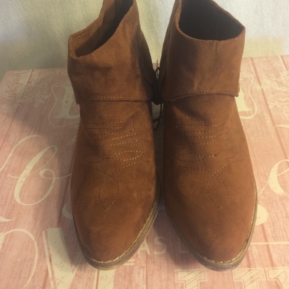 New size 6 short brownish boots - Picture 2 of 4
