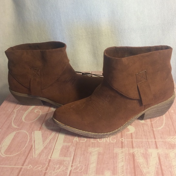 New size 6 short brownish boots - Picture 3 of 4