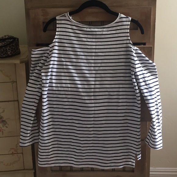 Long sleeve  w/ holes on shoulders. Adorable on - Picture 2 of 4