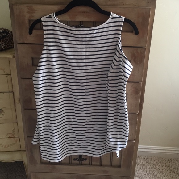 Long sleeve  w/ holes on shoulders. Adorable on - Picture 3 of 4