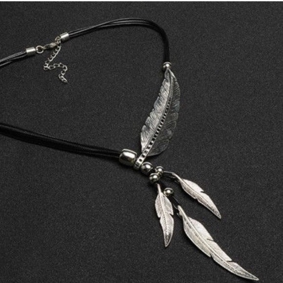 Bohemian feather necklace in silver or gold - Picture 3 of 4