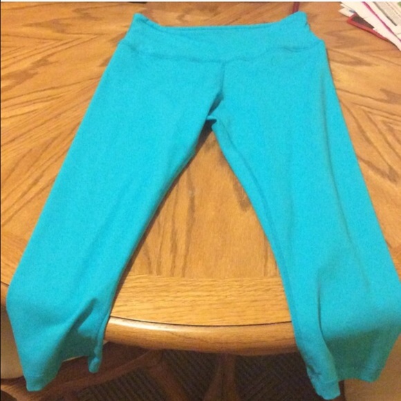 Lululemon crops - Picture 2 of 2