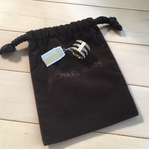 ❌SOLD❌ 🎉Host Pick🎉 ✨MICHAEL KORS ring✨ - Picture 2 of 4