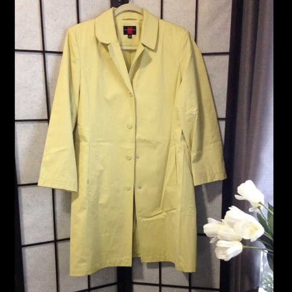 Gallery lime colored trench, size M. Perfect con.