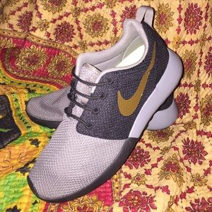 CUSTOM NIKE I.D ROSHE. Two toned gray and black