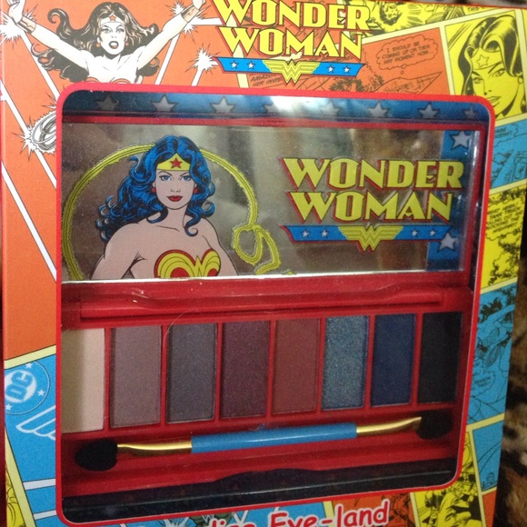 Wonder Woman eye shadow set 8 shades. DC comic. - Picture 2 of 4