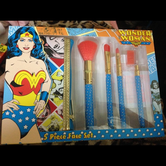 Wonder women 5 piece face set brushes with a case - Picture 1 of 1