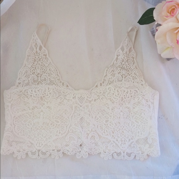 **SOLD**Pretty lace Bralette/ Crop top - Picture 1 of 2