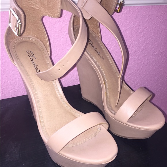 Tan/Cream Dressy Wedges
