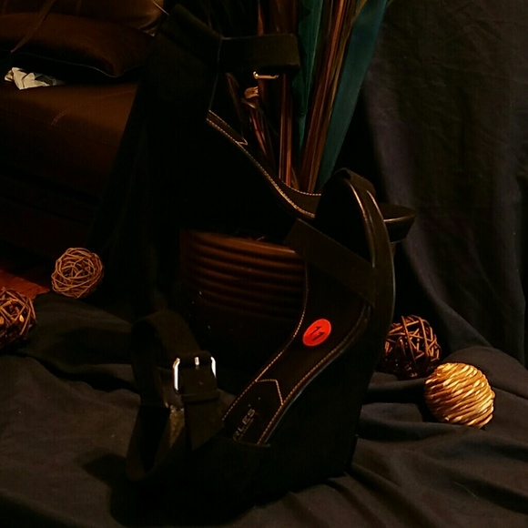 Charles David Black Wedge sz 11
