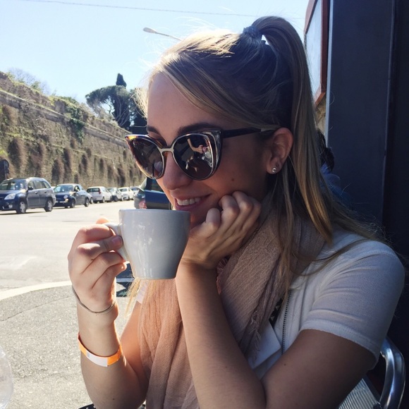 Meet your Posher, Julia - Picture 1 of 1