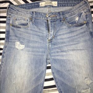 Destroyed Light Wash bootcut A&F jeans!💕