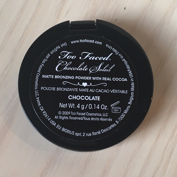 Two Faced Matt Bronzing Powder - Picture 2 of 3