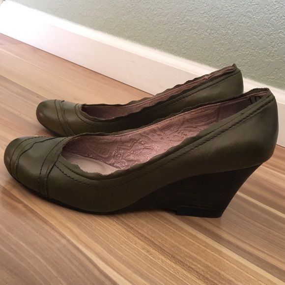 Seychelles Olive Green Wedge Heels