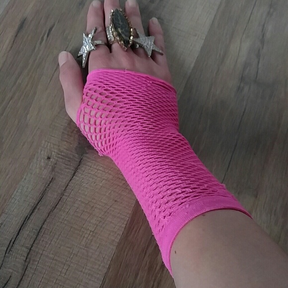 Pink Fishnet Gloves - Picture 3 of 4