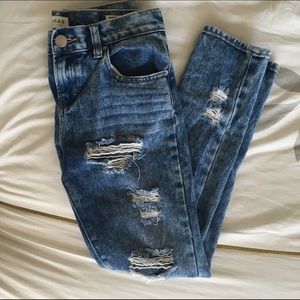 DISTRESSED BOYFRIEND JEANS
