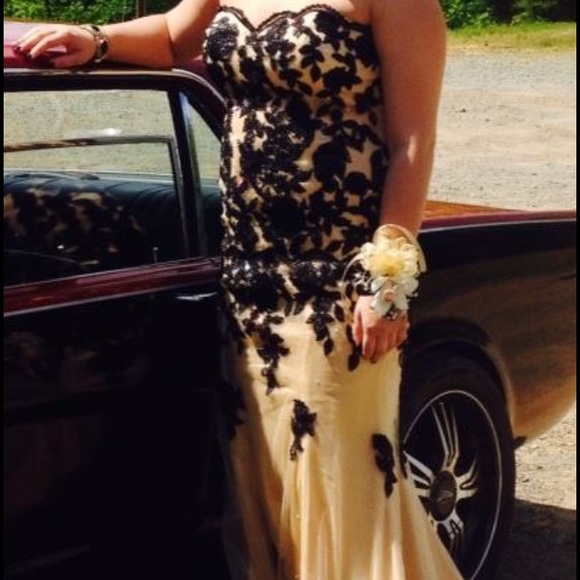 Beautiful beige and black lace prom dress - Picture 2 of 2