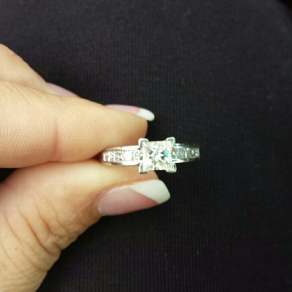 SOLD!!!!!...... Engagement ring - Picture 2 of 4