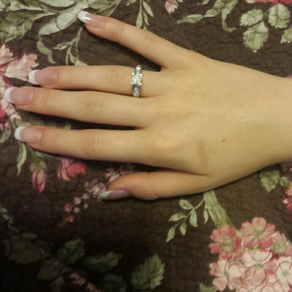 SOLD!!!!!...... Engagement ring - Picture 4 of 4