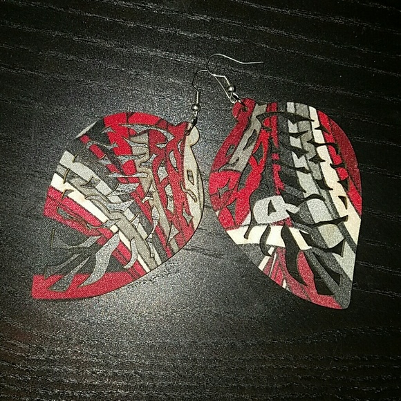 Leaf Shaped Earrings NWOT