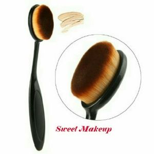 Oval Contour Foundation Brush