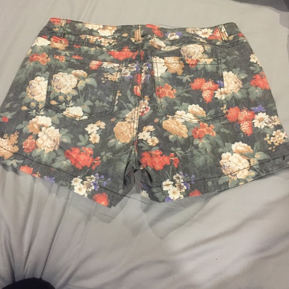 Floral high waisted Jean shorts - Picture 2 of 2