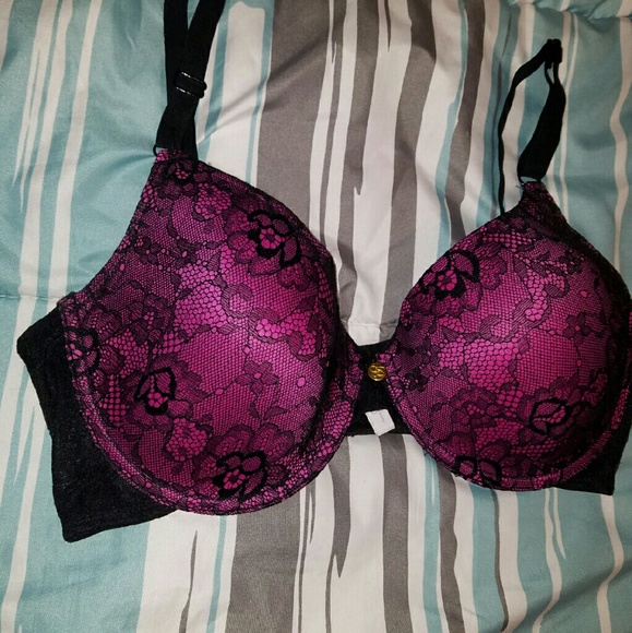 Jessica Simpson bra