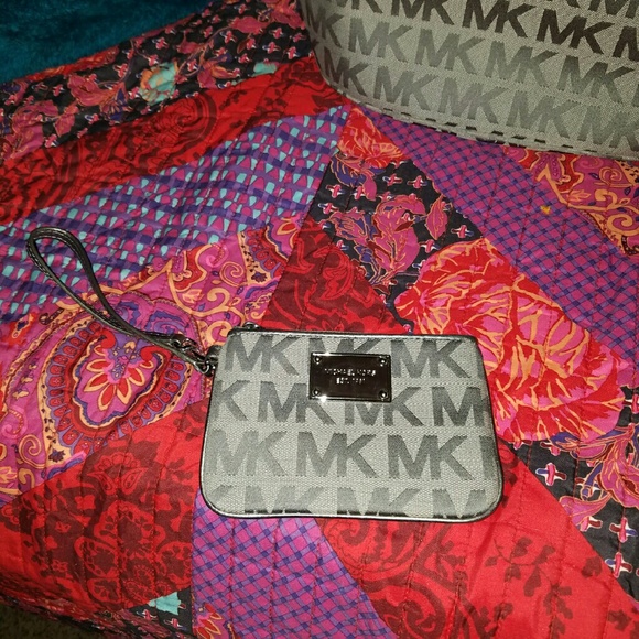 Authentic  mk wristlet - Picture 1 of 2
