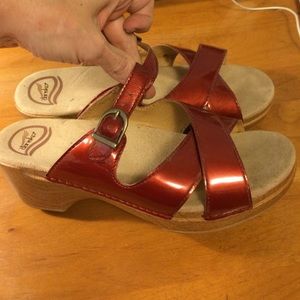 Dansko patent red clog sandels sz 10