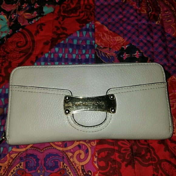 Authentic  mk wallet SOLD - Picture 1 of 3