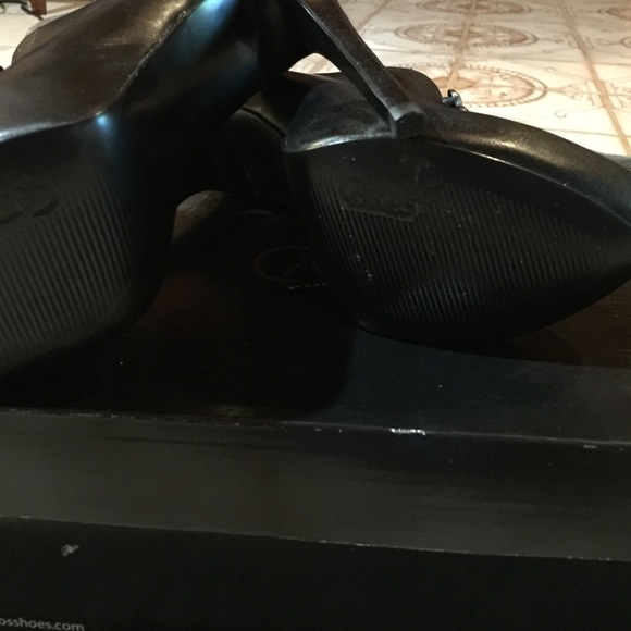 Heels - Picture 3 of 3