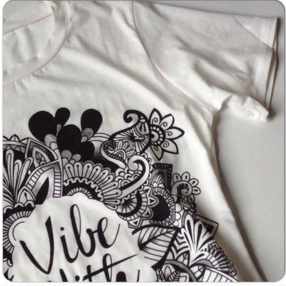 • Blogger Graphic Tee • - Picture 2 of 4