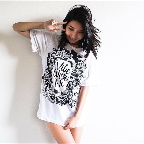 • Blogger Graphic Tee • - Picture 3 of 4